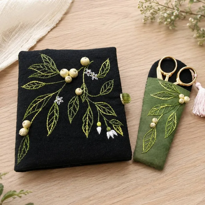 黑色葉片刺繡針線收納冊與綠色刺繡剪刀套
