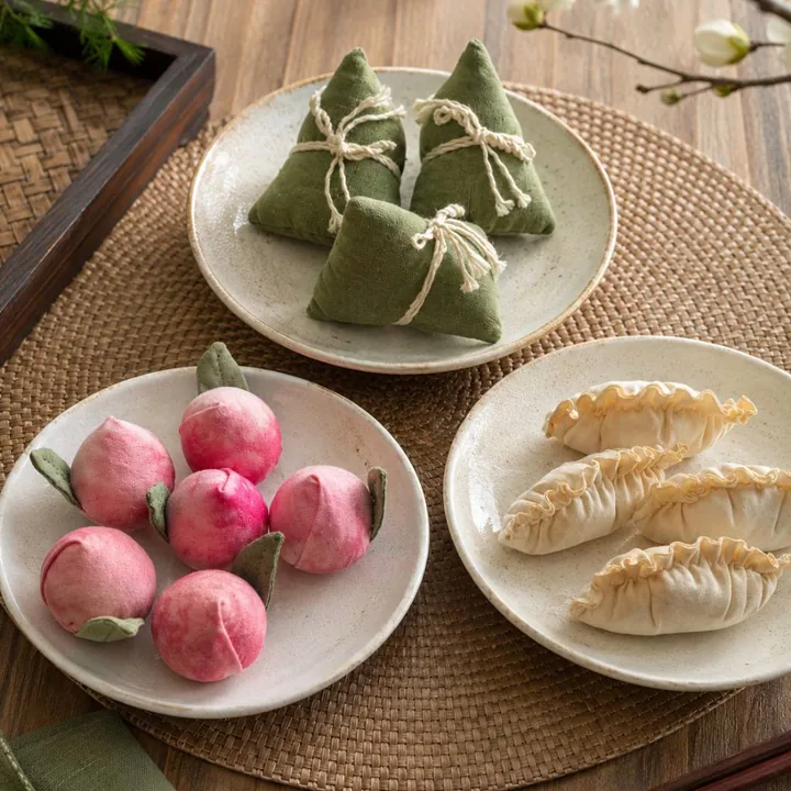 粉色布桃、綠色布粽與白色布餃子手作作品